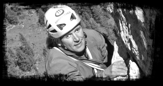 Andy Holzer in der Kletterroute “Plattenflucht” in den Lienzer Dolomiten. Bild: Andi Scharnagl